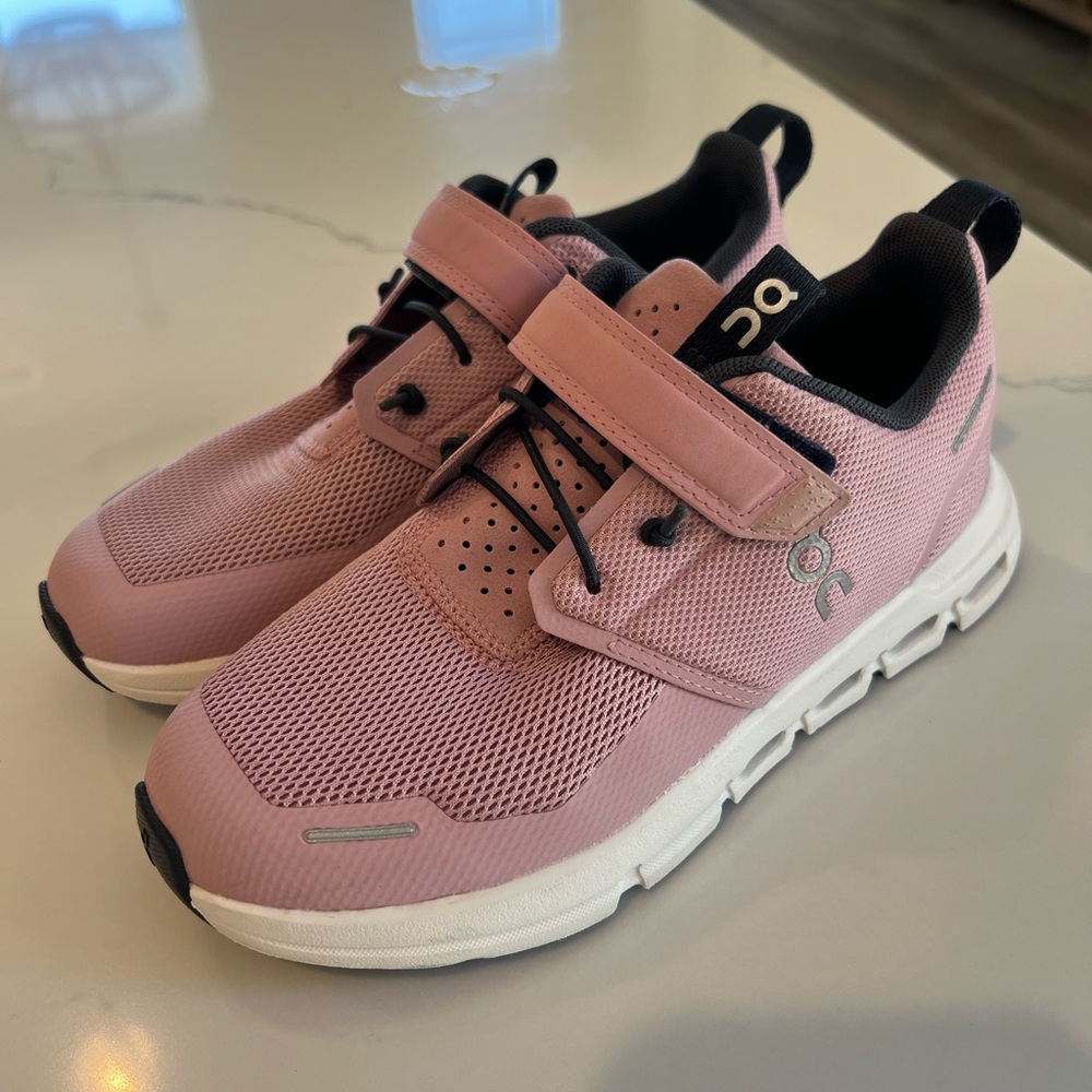 Like new kids On Cloud shoes 1.5